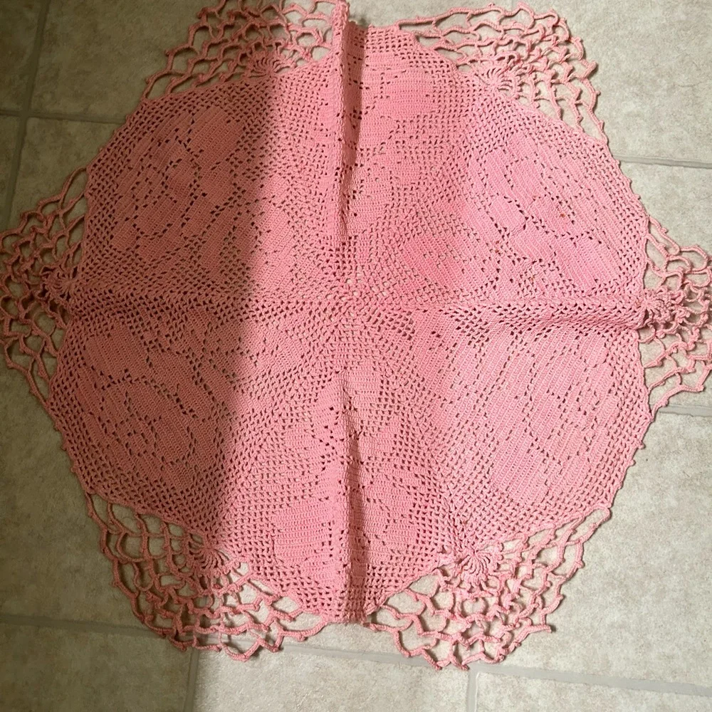 VTG Crocheted pink Octagon shaped small table cover. Measures 26 inches across